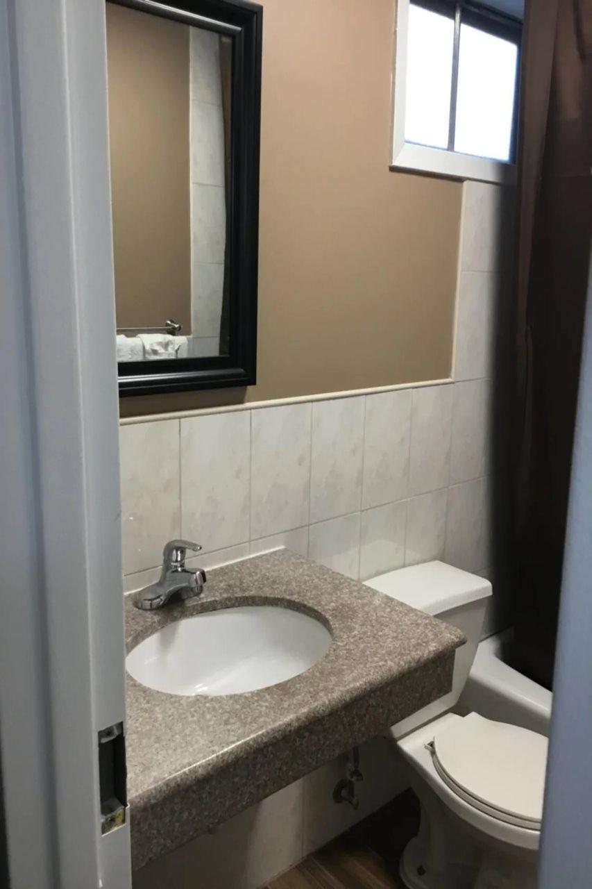 Americas Best Value Inn Avenel Woodbridge Экстерьер фото